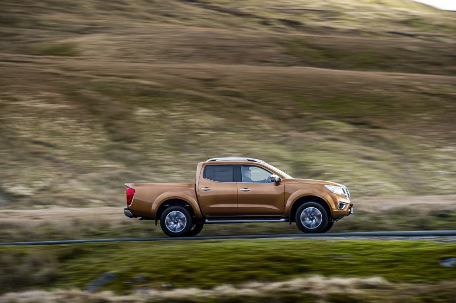  Nissan NP300 Navara Double Cab 2016 года  (UK) (фото 17 из 30)